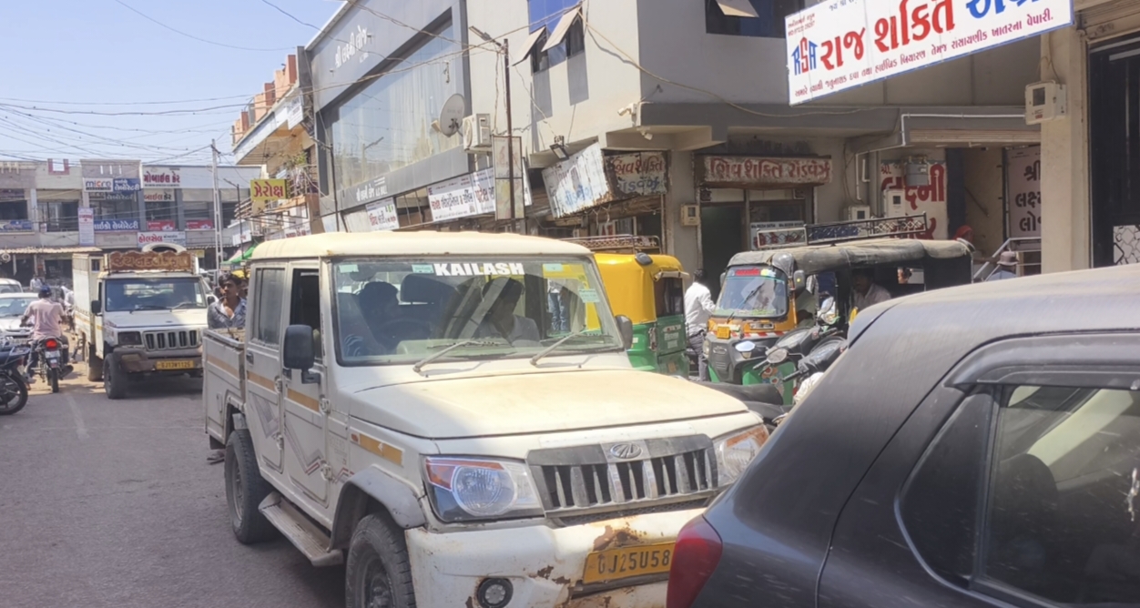 હળવદ શહેર ખોદકામના ખાડામાં, પ્રજા ટ્રાફિકમાં કેદ ! 🚨 રીલોમાં વ્યસ્ત નેતાઓ, રસ્તા પર રડતી જનતા ! કોન્ટ્રાક્ટરની બેદરકારીથી શહેરમાં ટ્રાફિક તાંડવ, વેપારીઓ અને વાહનચાલકો ત્રાહિમામ